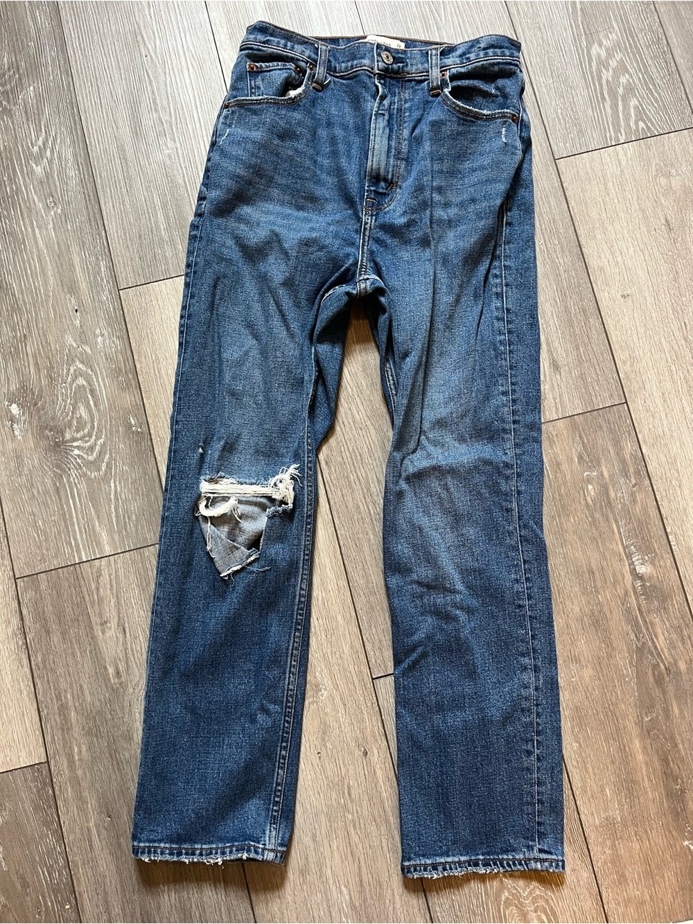 Abercrombie & Fitch the Ankle Straight Ultra High Rise Distressed Size 28 / 6